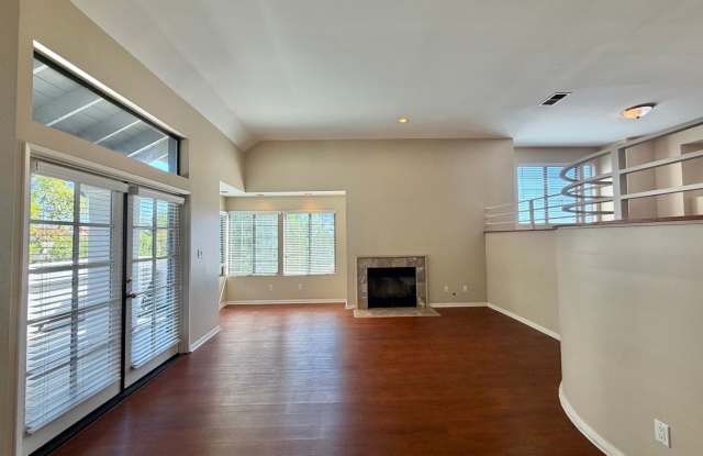 Beautiful Multi-Level Townhome in UTC! Gallery 4