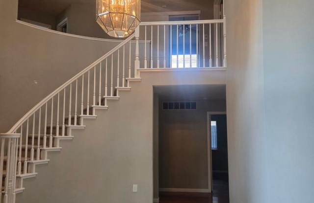 A spacious 4 Bdrm + Office, 3 Bath Gallery 3