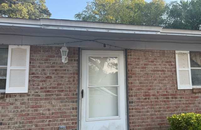 2 bedroom 1 bath Duplex  Washer  Dryer Connection Outstanding New Price ! $ 1200.00 m/o photos photos