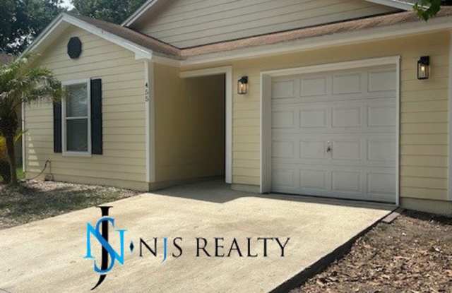 GORGEOUS 3/2 1200 sq ft home with FRESH PAINT, NEW AC, NEW APPLIANCES, Laminate floors, Upgraded kitchen, large yard and more... photos photos