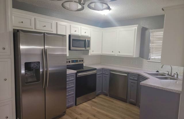 3/2/2 in South Pointe with Lots of Features Gallery 4