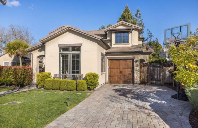 5 Bed, 4.5 Bath Executive Home w/ Designer Touches Built in 2011 photos photos