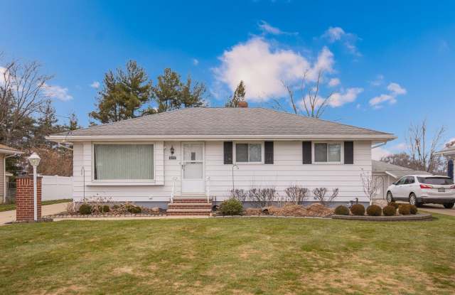 # Bedroom/2 Bath Single family! Brook Park! Finished Basement photos photos