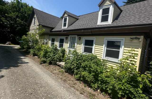 Spacious 4–5 Bedroom Home on French Island – Old Town Gallery 4