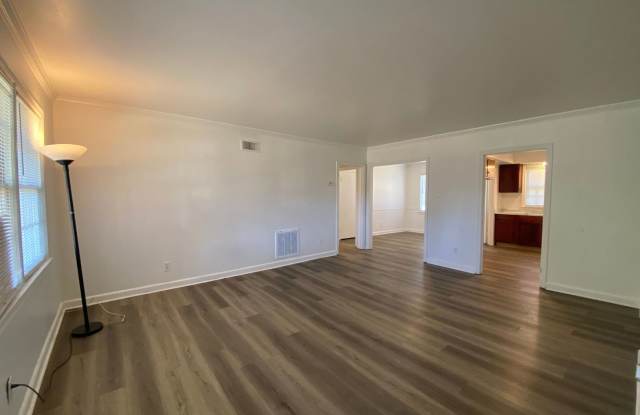 Charming 2-bedroom, 1.5-bath in Savannah, GA, Available now! HALF off first full months rent with acceptable application and credit. Gallery 3