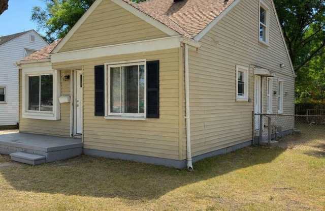 Beautiful 3 bedroom, 1 bath home with fenced yard, Granite, Luxury Flooring Gallery 3