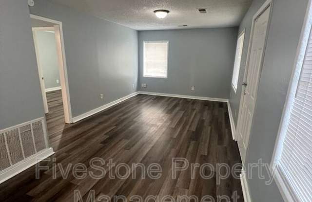 1300 Robinhood Ln Gallery 3