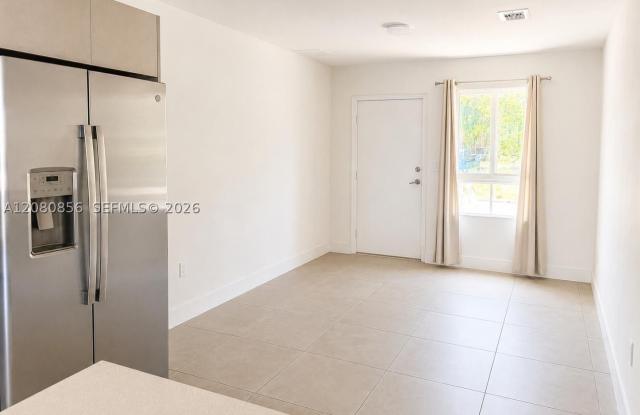 2555 NE 193 ST Gallery 4