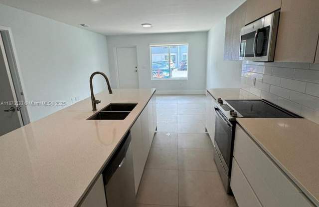 2555 Northeast 193rd Street photos photos