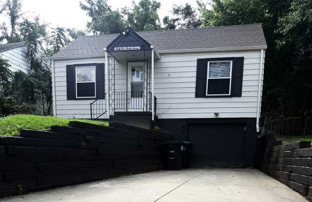 Spacious Updated 2BR/1BA with bonus room! Gallery 1