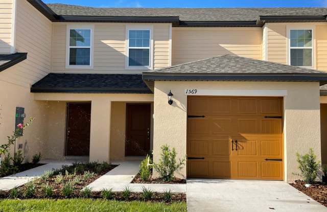 Reduced Security Deposit available for qualified applicants! Beautiful 2 Bed/2.5 Bath Townhome FOR RENT in the Hamlets of Tavares Community! - 1569 Wynford Circle, Tavares, FL 32778