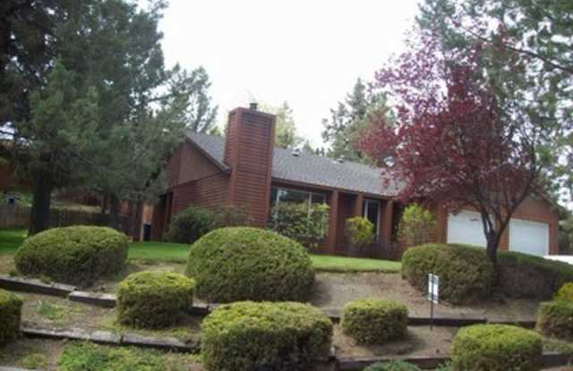 NE Bend on large lot photos photos