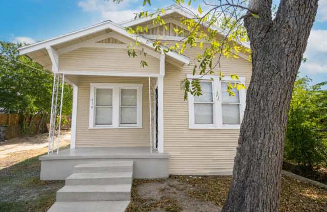 Pet-Friendly 2BR Home Near Downtown — Dogs & Cats Welcome photos photos