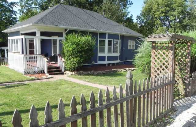 210 West College Street - 210 West College Avenue, Independence, MO 64050