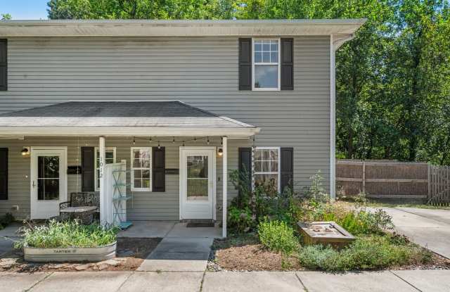 4 Bedroom unit near downtown! Fenced in patio/yard! Gallery 3