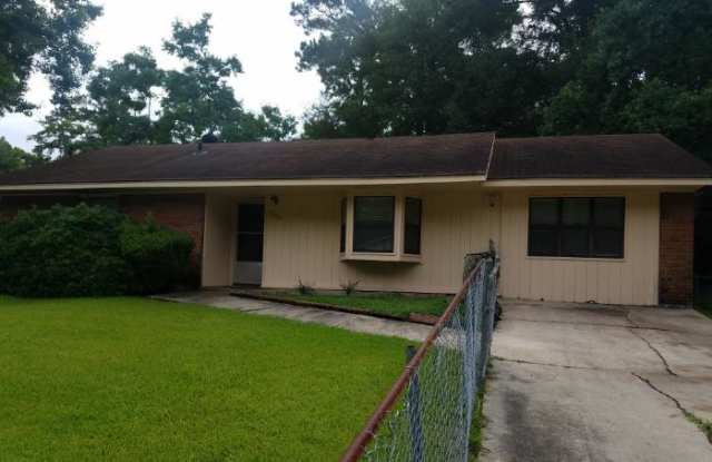 1043 Westwood Dr - 1043 Westwood Drive, Leesville, LA 71446