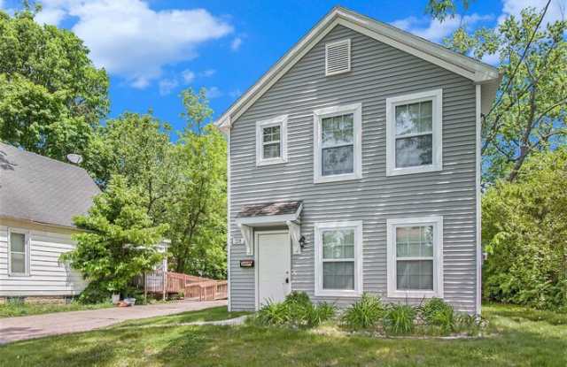 218 Westmoreland Avenue - 218 Westmoreland Avenue, Lansing, MI 48915