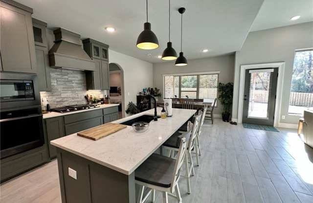 1581 Bristol Lane Gallery 2