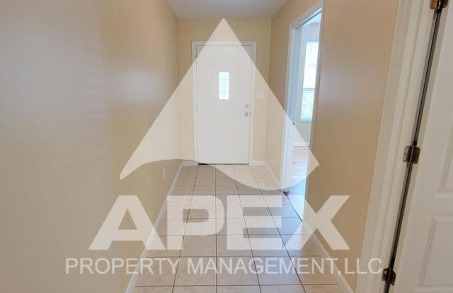 Spacious 2 Bd - 2 Ba Condo in North Knoxville w/ 2 Car Garage! END UNIT! Gallery 4