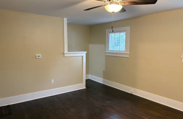 Charming 2 Bed / 1.5 Bath in Huffman Historic District with Detached Garage Gallery 4