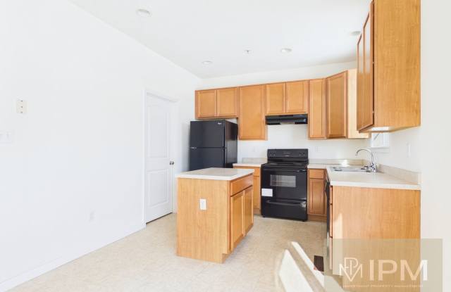 Modern 3 Bedroom Townhome with Garage & Outdoor Amenities! photos photos