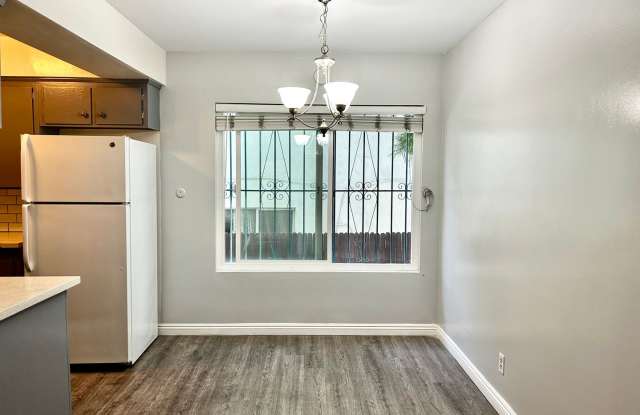 GORGEOUS UPDATED TWH ON CULDESAC w/LAMINATE FLRS+FAB KIT+LAUNDRY/POOL/GYM IN BLDG Gallery 3