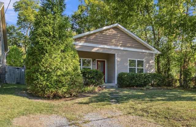 Charming East Nashville Cottage with Modern Finishes & Fenced Yard Gallery 4