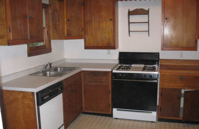 Spacious Madison 4-Bedroom Near Camp Randall - Available 8/15/2027 Gallery 4
