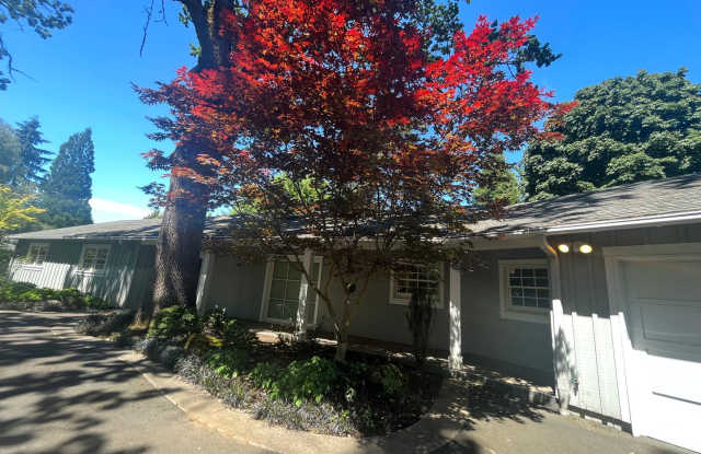 South Cliff 5 bd 4.5 ba Beauty - Established Landscape! Gallery 1