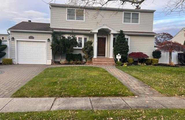 169 N Manhattan Avenue - 169 North Manhattan Avenue, North Massapequa, NY 11758