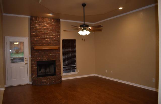 3bd/2ba Pet friendly home with wood burning fireplace and minutes from Ft Hood! Gallery 4