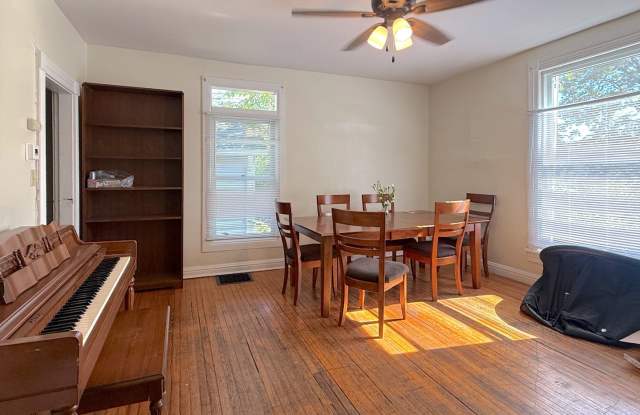 **August 2027** Amazing Downtown Location Near IU!! Spacious 5 Bed, 2 Bath House with a Backyard!! Gallery 3