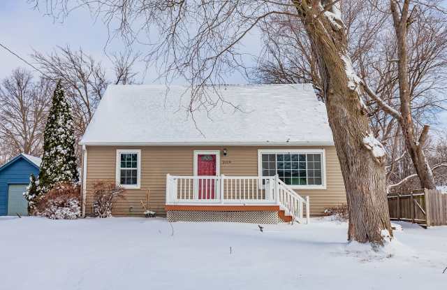 FENCED IN YARD! 3 Bedroom Home in Beaverdale. photos photos