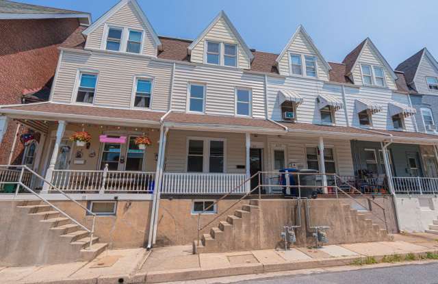 UPDATED FOUR BEDROOM/1.5 BATH TOWNHOME photos photos
