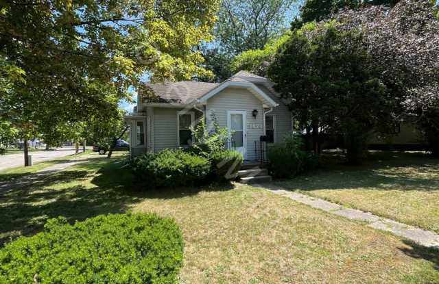 2 Bedroom Home with 2 Car Garage & Fenced Yard Gallery 3