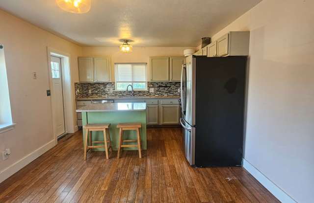 Comfortable 3-Bedroom, 2-Bath Lower Unit with Partially Fenced Yard in West Bremerton Gallery 4
