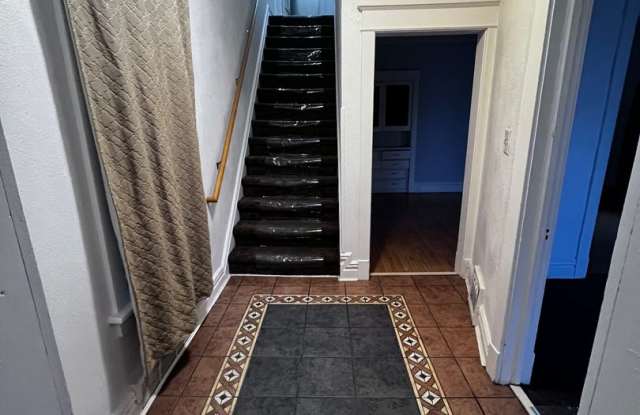 Great 2 bedroom house located in the heart of the Craft District! - 2701 West 1st Street, Duluth, MN 55806