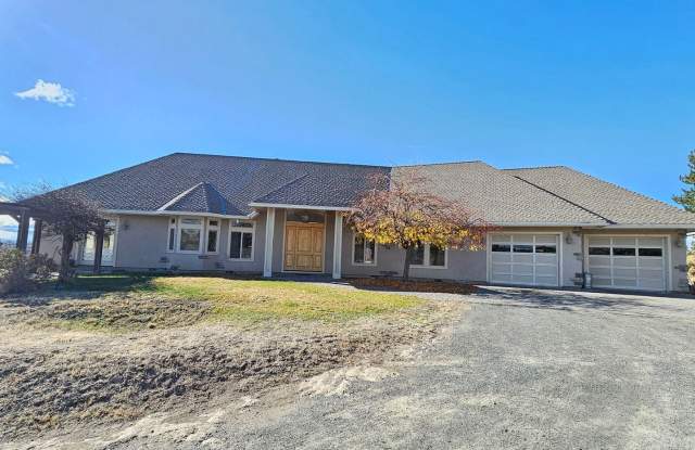 Beautiful Home on large lot Gallery 1