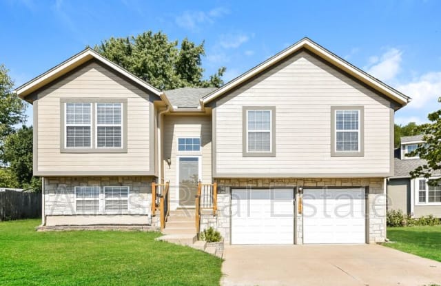 1912 NE Gatewood Drive - 1912 Northeast Gatewood Drive, Lee's Summit, MO 64086