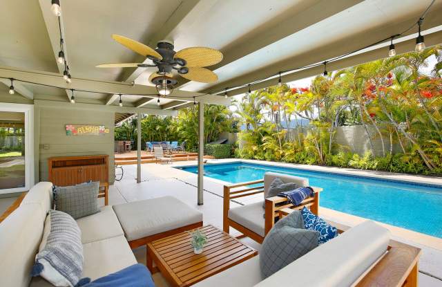 Immaculate fully furnished 3 bedroom, 2 bath with Pool, AC and a block from Kailua Beach! photos photos