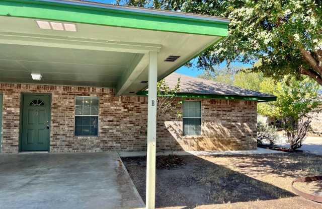 2 Bedroom / 1 Bath **Cozy Unit in Pleasanton** with Covered Carport! *Refrigerator Included* - 130 South Mansfield Street, Pleasanton, TX 78064