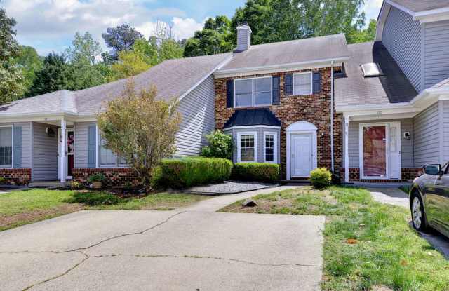 Grafton Woods Townhome. - 135 Three Notched Road, York County, VA 23692