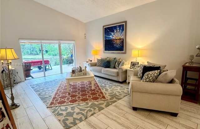 685 SW 198th Ter photos photos