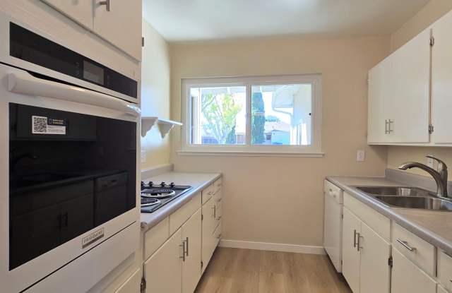 Single Family Home, Quartz Countertops, Fresh Paint, Wood Floors, New Carpet, New Windows, Patio with Yard! Gallery 3