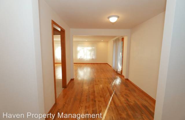 609 S 38th Ct Gallery 4