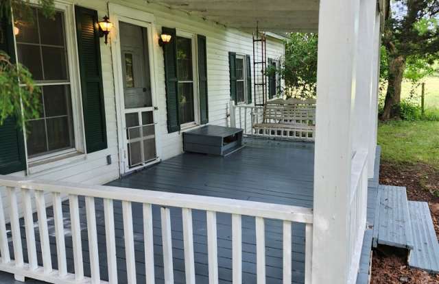Charming Farm Cottage in Chatham, IL! photos photos