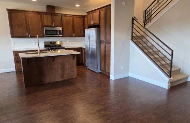 3 Bedroom Townhouse with stunning Ashland views! | Available Mid November Gallery 3