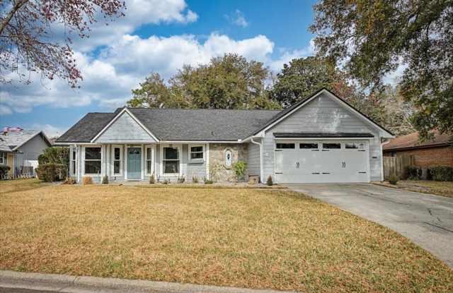 Beautifully Updated Ranch-Style Home in Argyle with Fenced Yard Screened Porch photos photos Beautifully Updated Ranch-Style Home in Argyle with Fenced Yard Screened Porch photos photos