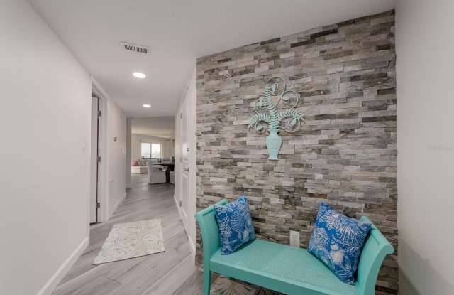 240 SAND KEY ESTATES Drive Gallery 3