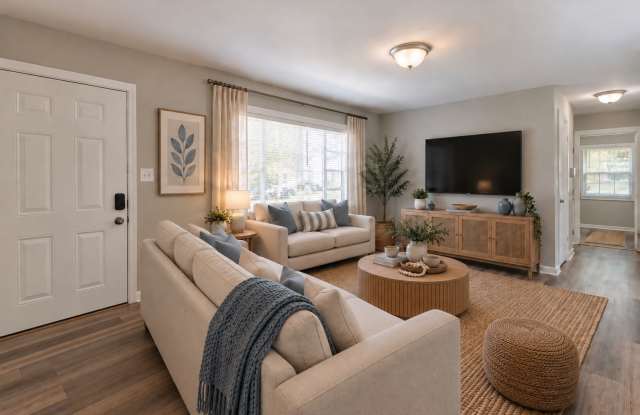 Large 3BR/1BA Near Hospitals and Daffin Park Gallery 3